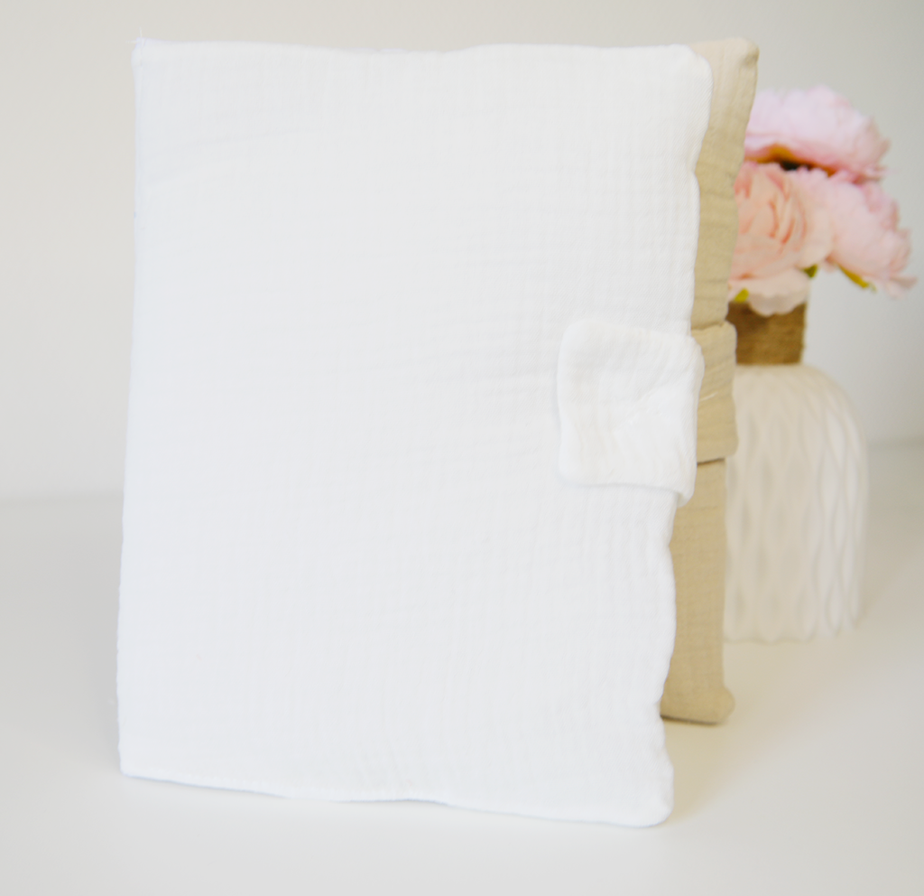 PROTÈGE CARNET DE SANTÉ PERSONNALISÉ EN GAZ DE COTON BLANC